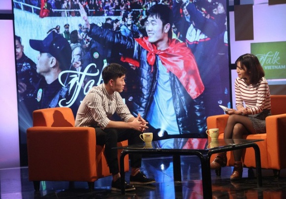 Nữ MC xinh đẹp của VTV trò chuyện với Xuân Trường khiến dân mạng bấn loạn